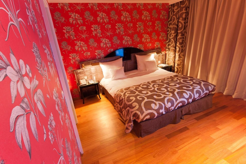 Suite - Photo 1