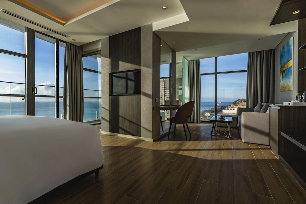 Premier Pearl Oceanfront photo 1