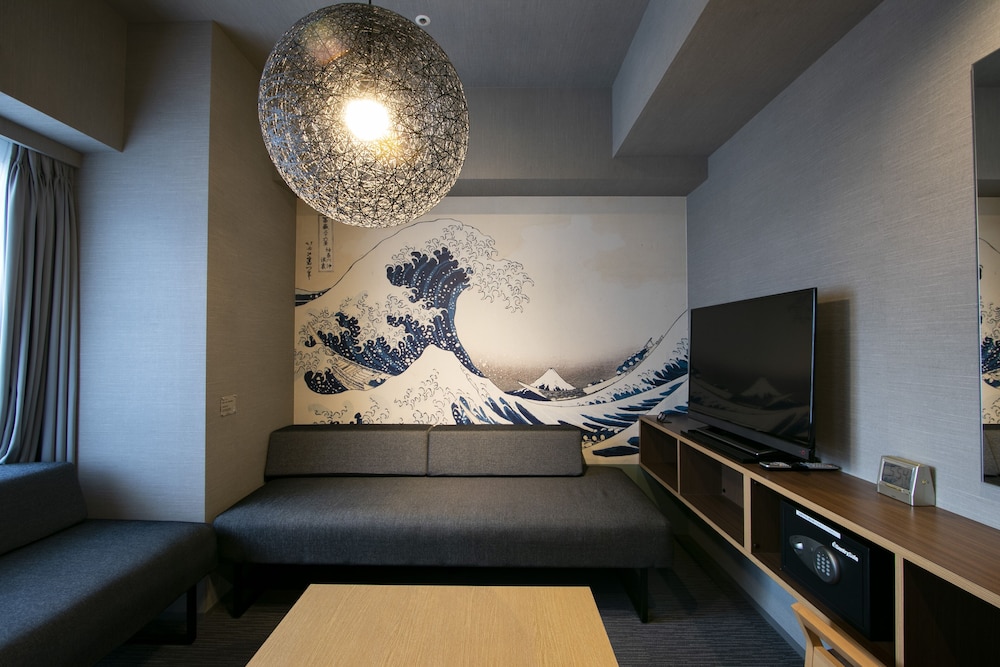 Family Room thumbnail 5