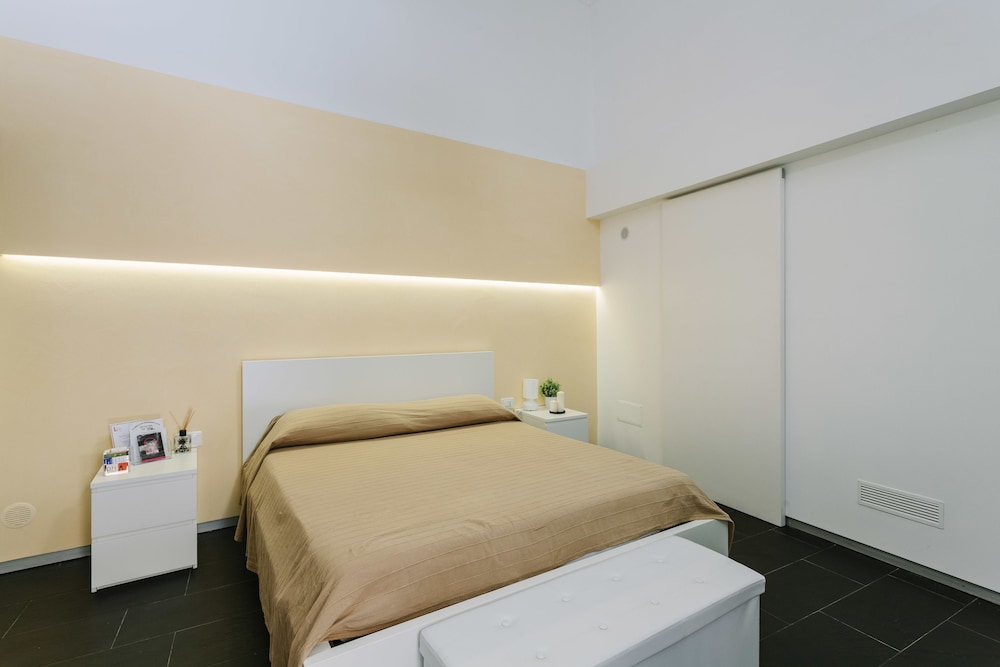 Deluxe Double Room, 1 Bedroom, Ensuite, Courtyard View photo 3