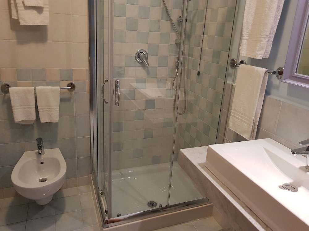 Standard Double or Twin Room - Photo 9
