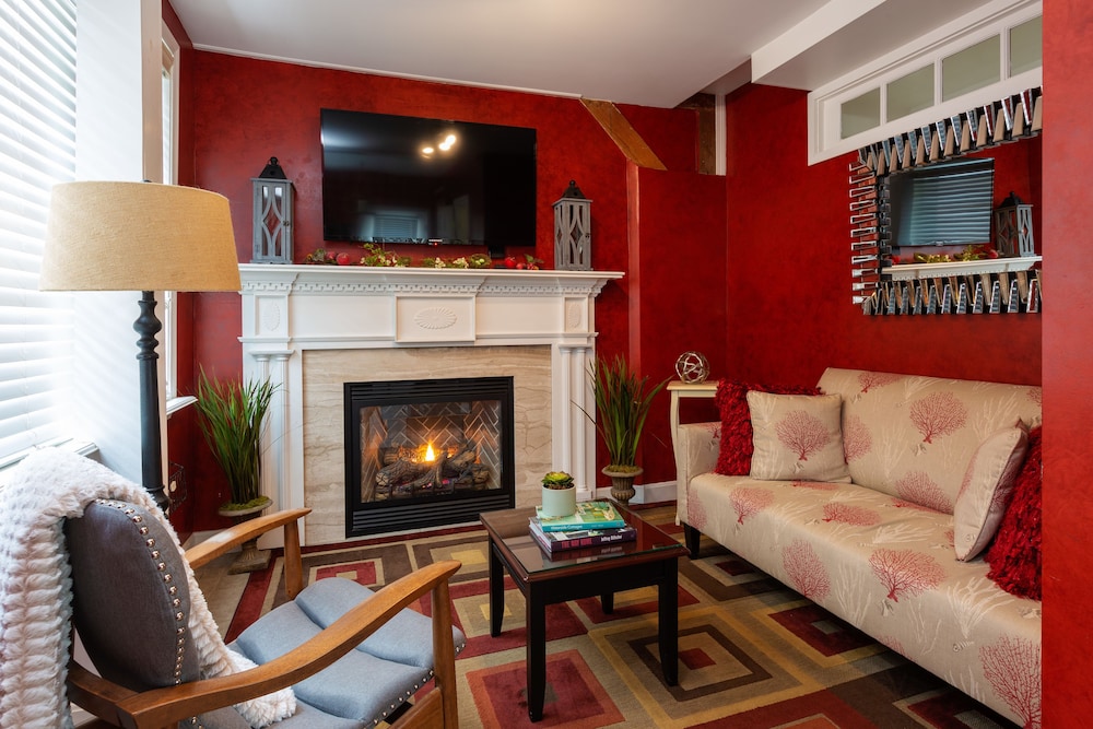 Deluxe King Suite photo 2