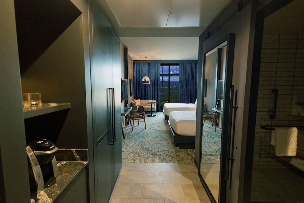 Deluxe Room, 2 Queen Beds, Accessible (Transfer Shower, Mobility) - Photo 4