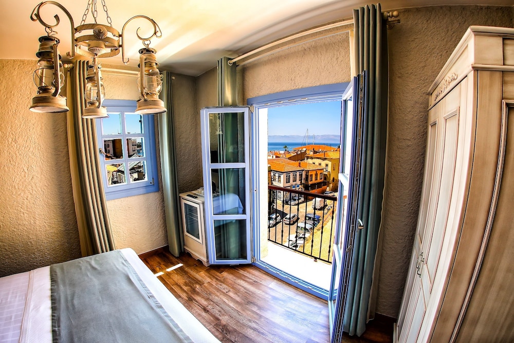 Deluxe Double Room, Sea View  with French Balcony photo 1