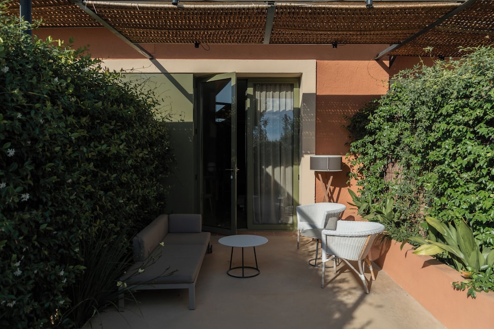 Suite, Patio, Garden Area - Photo 4