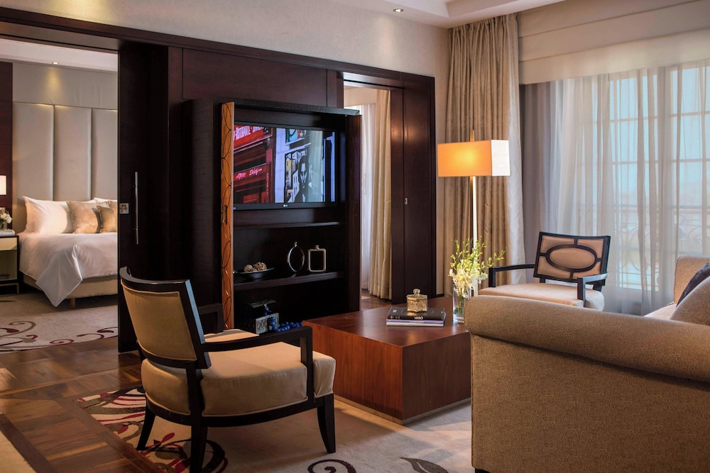 Executive Suite, 1 King Bed, Pool View