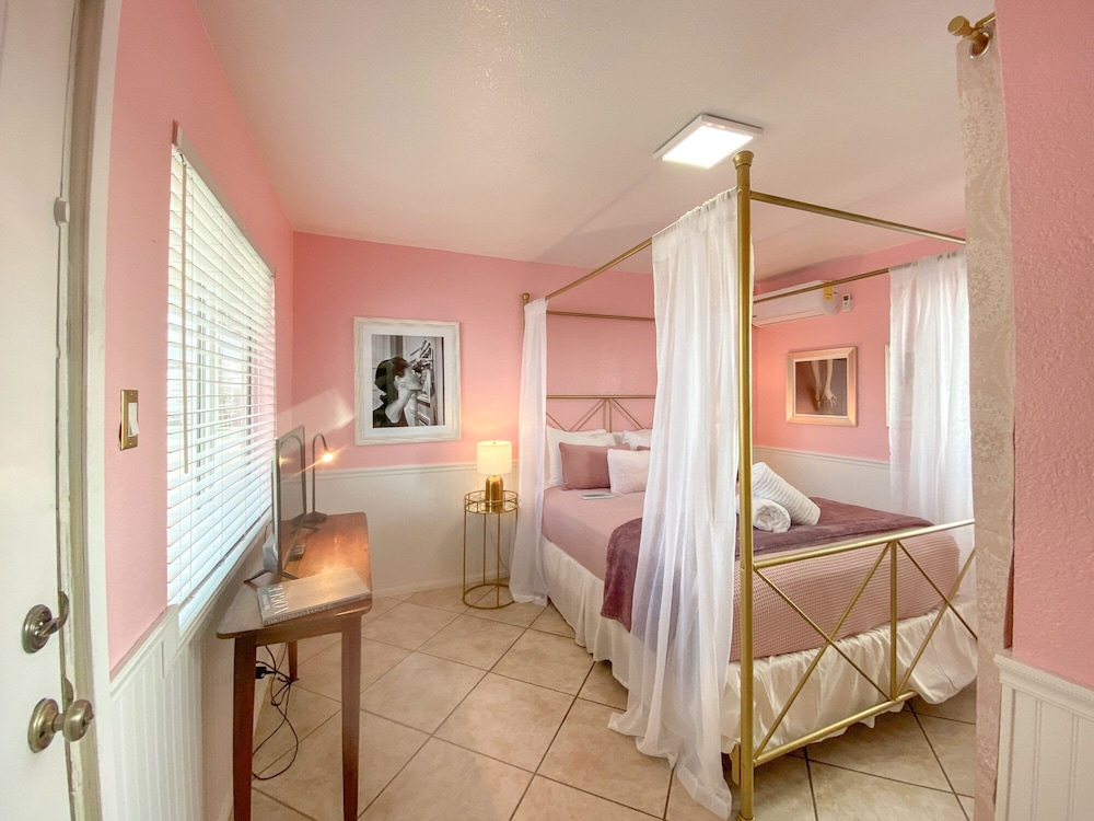 Rm 08 | The Dior Room photo 1