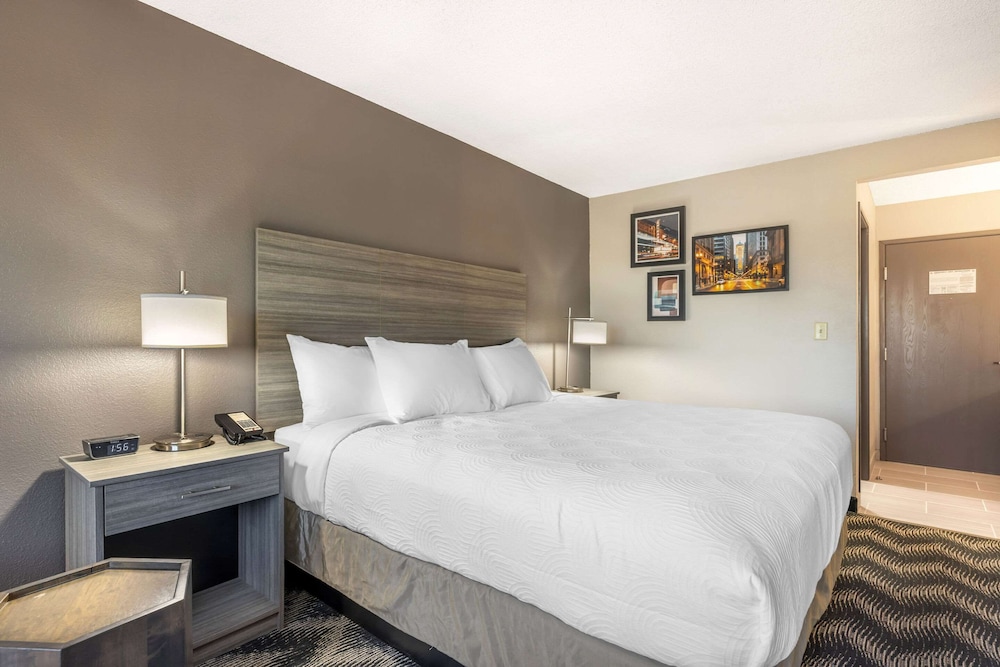 Comfort Room, 1 King Bed, Non Smoking - Photo 1