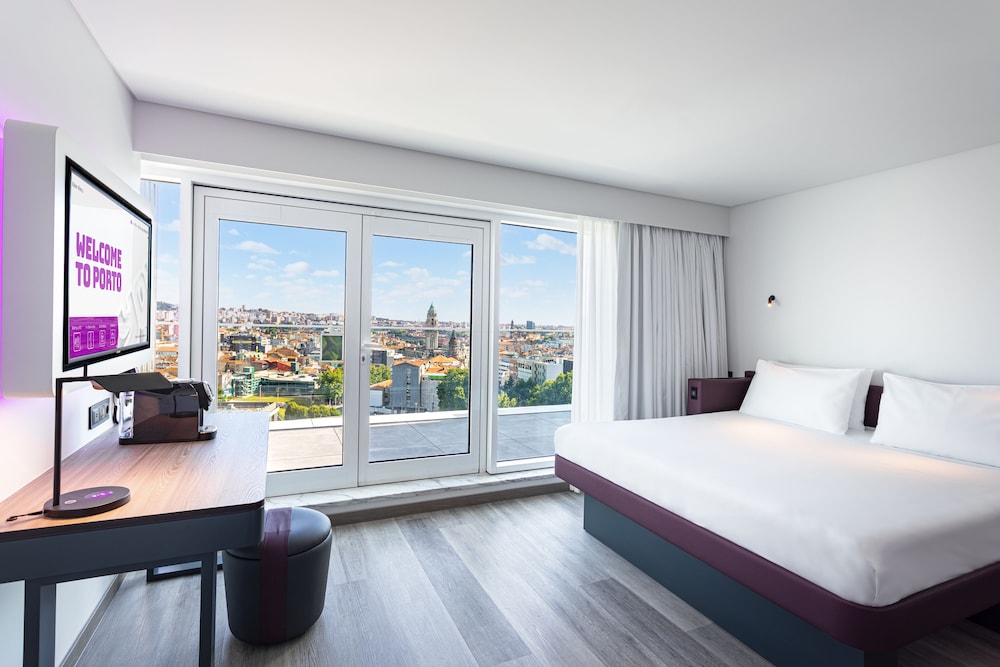 First Class Suite With Balcony - Photo 1