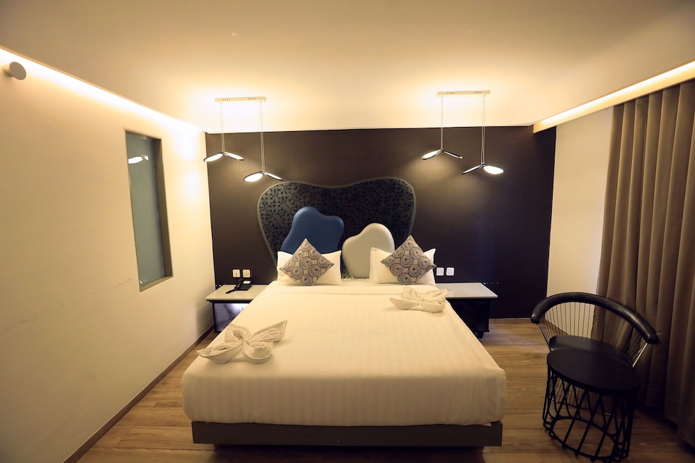 Premium Room with Jacuzzi - Photo 4