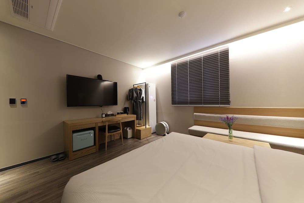 Deluxe Room, 1 King Bed (B) photo 2