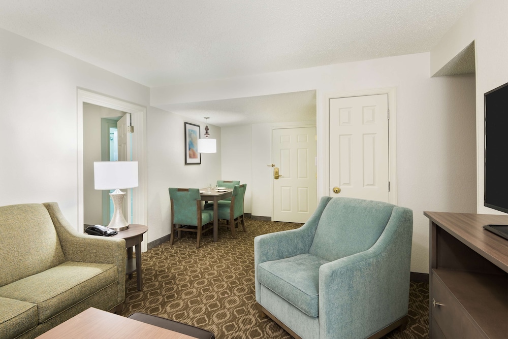 Suite, Accessible, Non Smoking (Mobility & Hearing, Roll-in Shower) photo 3