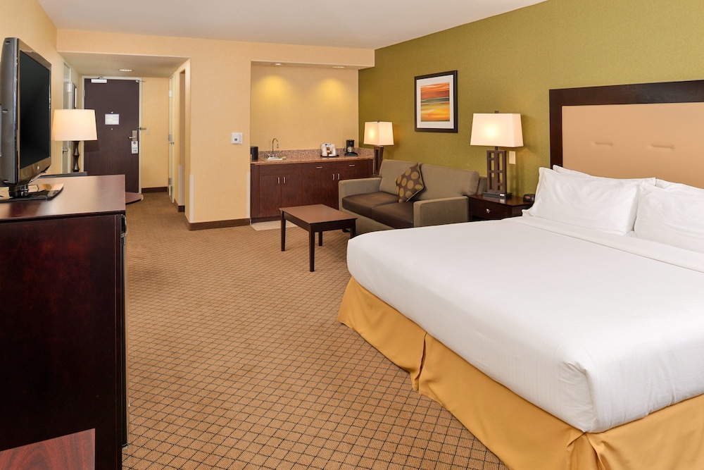 Suite, 1 King Bed with Sofa bed, Accessible (Mobility, Accessible Tub) photo 3