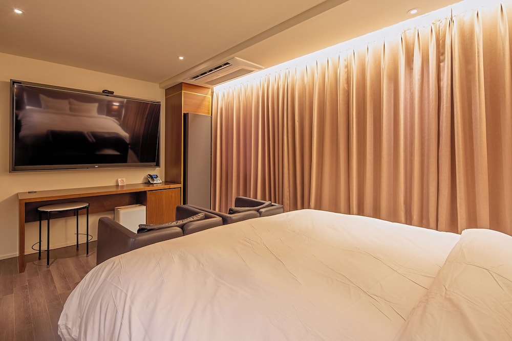 Premium Double Room, 1 King Bed photo 2