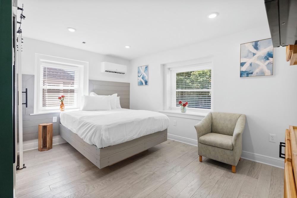 Comfort Suite, 1 Queen Bed, City View