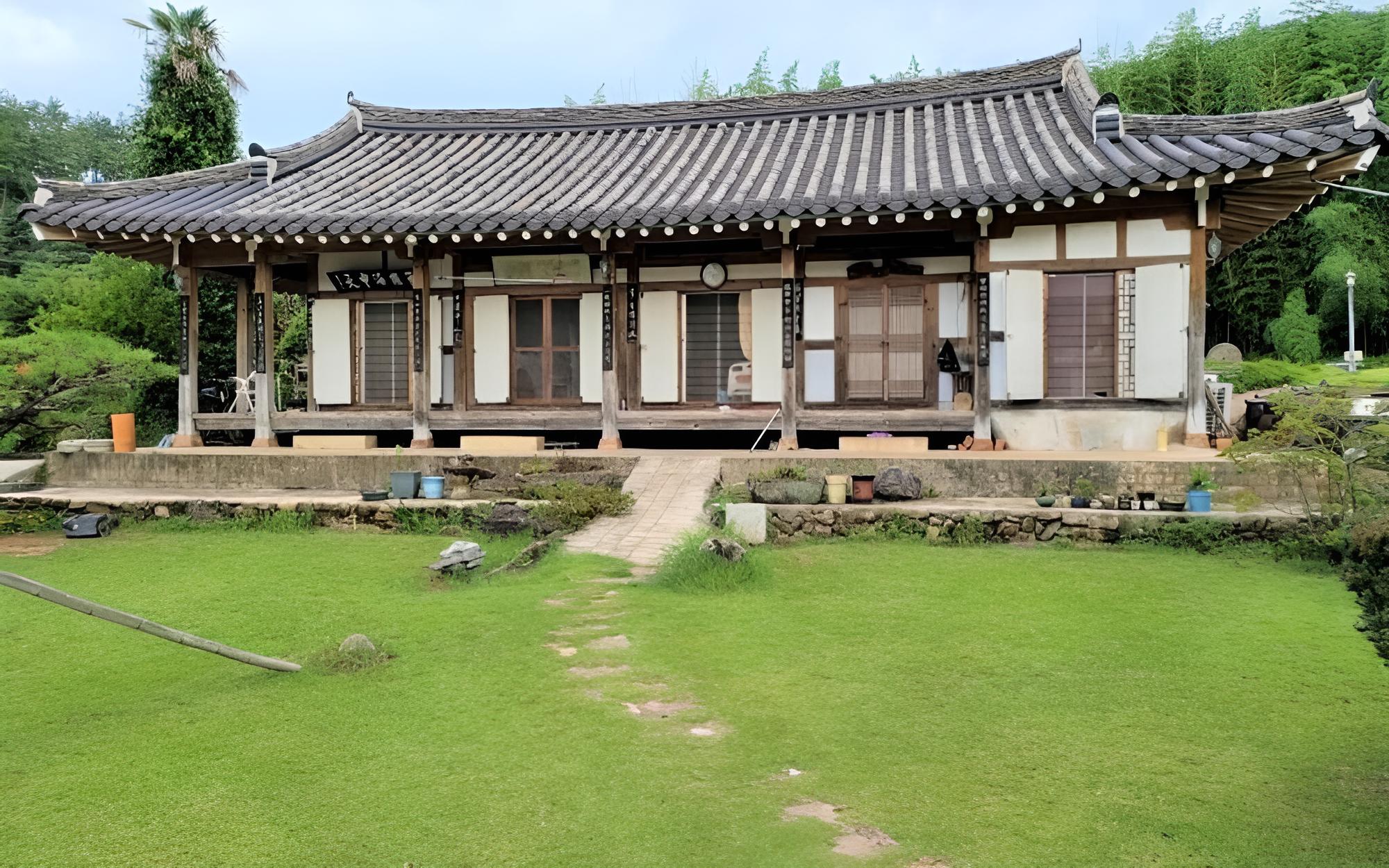 Room (Main building (1 room)) - Photo 1
