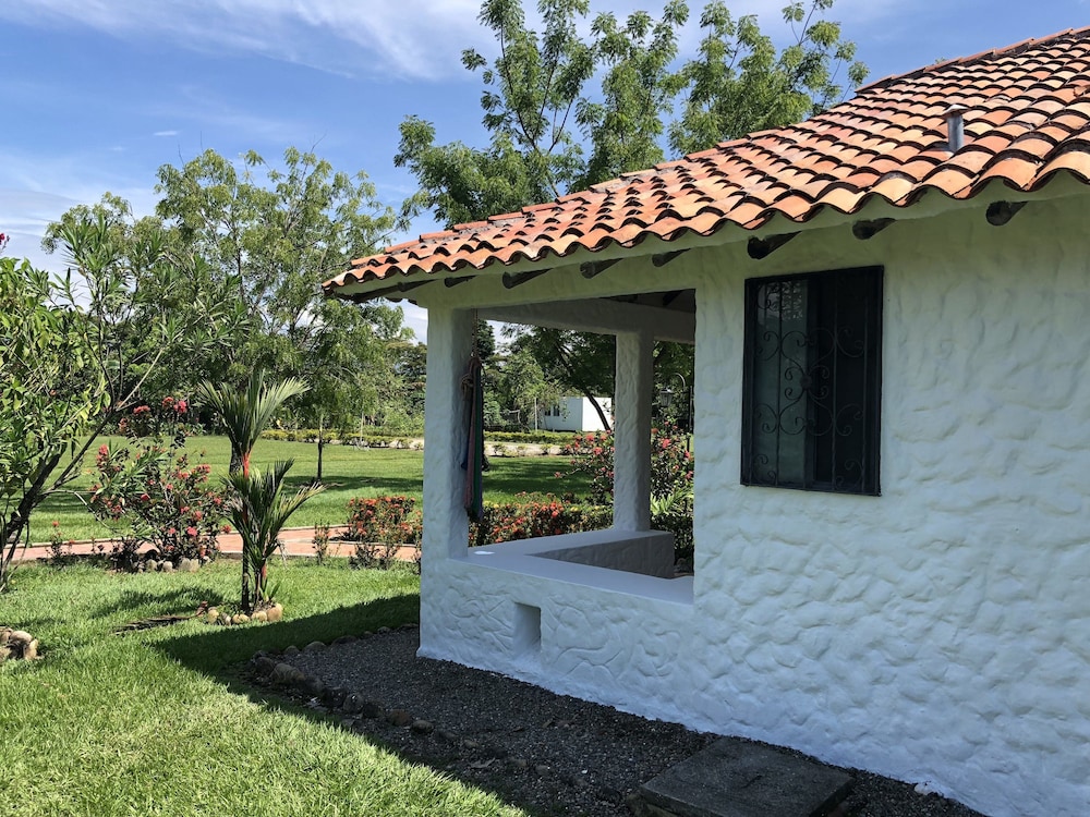 Romantic Bungalow, 1 King Bed, Kitchen, Garden View photo 3