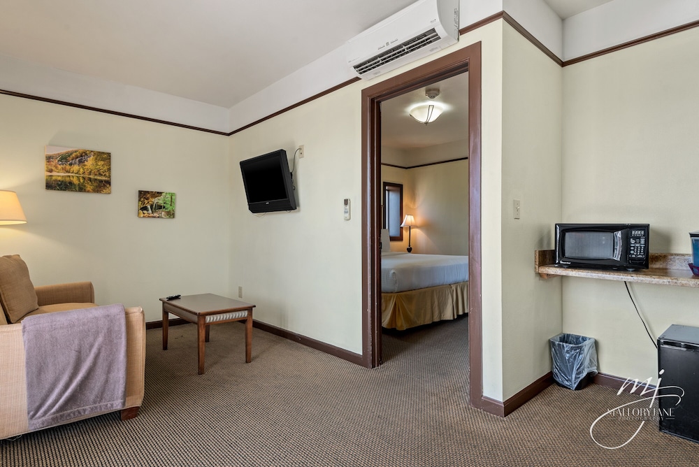 Buffalo River Balcony King Suite photo 3