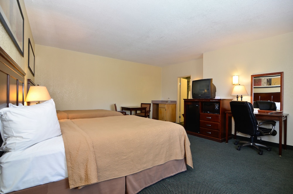 Two Queen Beds Non Smoking - Photo 6