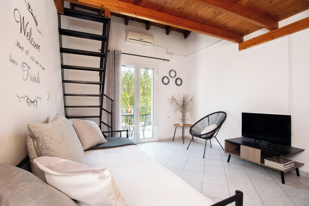 Superior Studio, Garden View