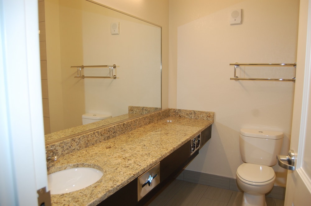 Deluxe Room - Photo 22