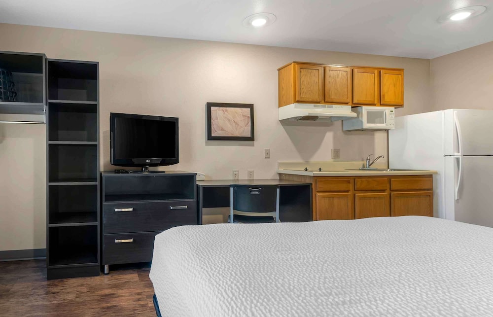 Standard Studio, 1 Queen Bed, Non Smoking, Refrigerator & Microwave photo 2