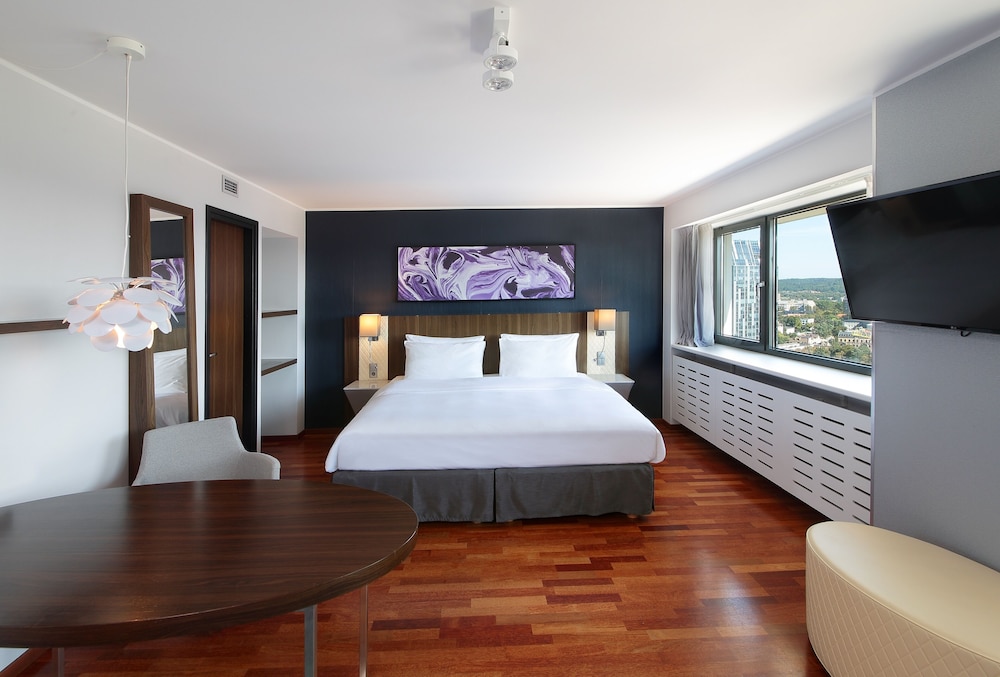 Suite, 1 Bedroom - Photo 3