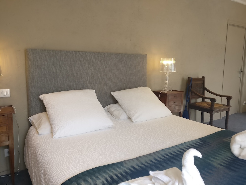 Deluxe Double Room, 1 Queen Bed, Private Bathroom, Courtyard View photo 1