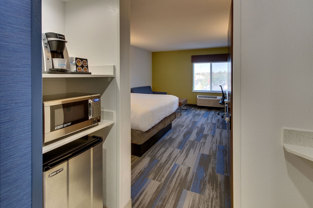 Standard Room, 1 King Bed, Accessible (Mobility, Roll-In Shower) - Photo 4