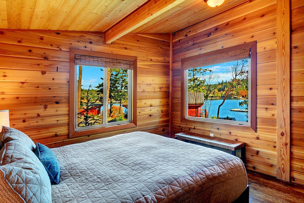 Luxury 2 Bedroom Cabin, King Beds, Harbor View