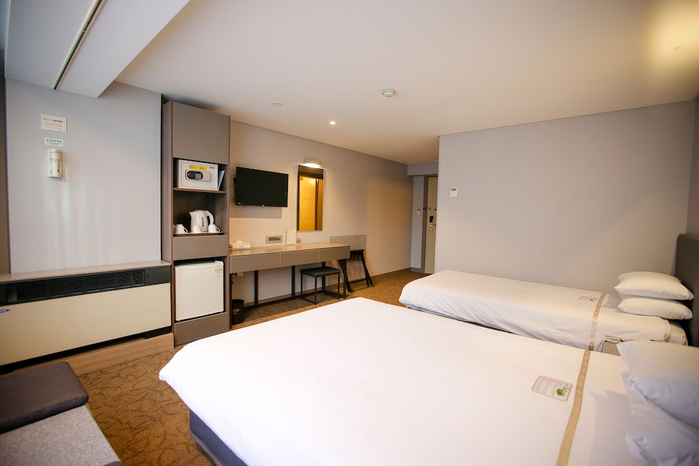 Superior Twin (No Parking, additional fee occurs if number of people booked & staying are different) - Photo 7