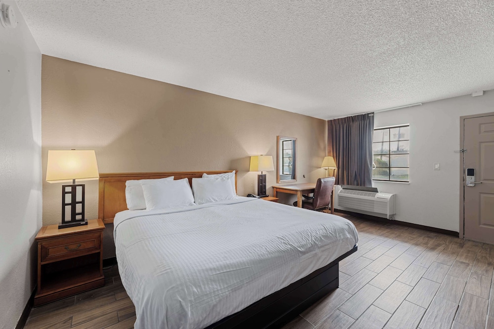Business Room, 1 King Bed, Smoking - Photo 7