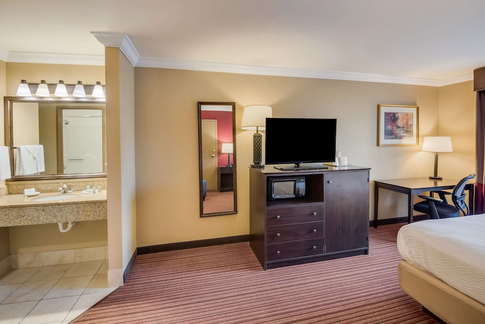 Standard Room, 1 Queen Bed, Non Smoking, Refrigerator & Microwave photo 2