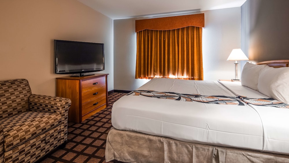 Suite, 1 King Bed, Non Smoking, Refrigerator & Microwave - Photo 3