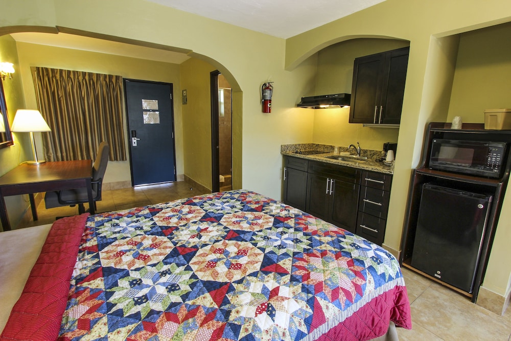 Studio, 2 Queen Beds, Kitchenette, Pool View photo 2
