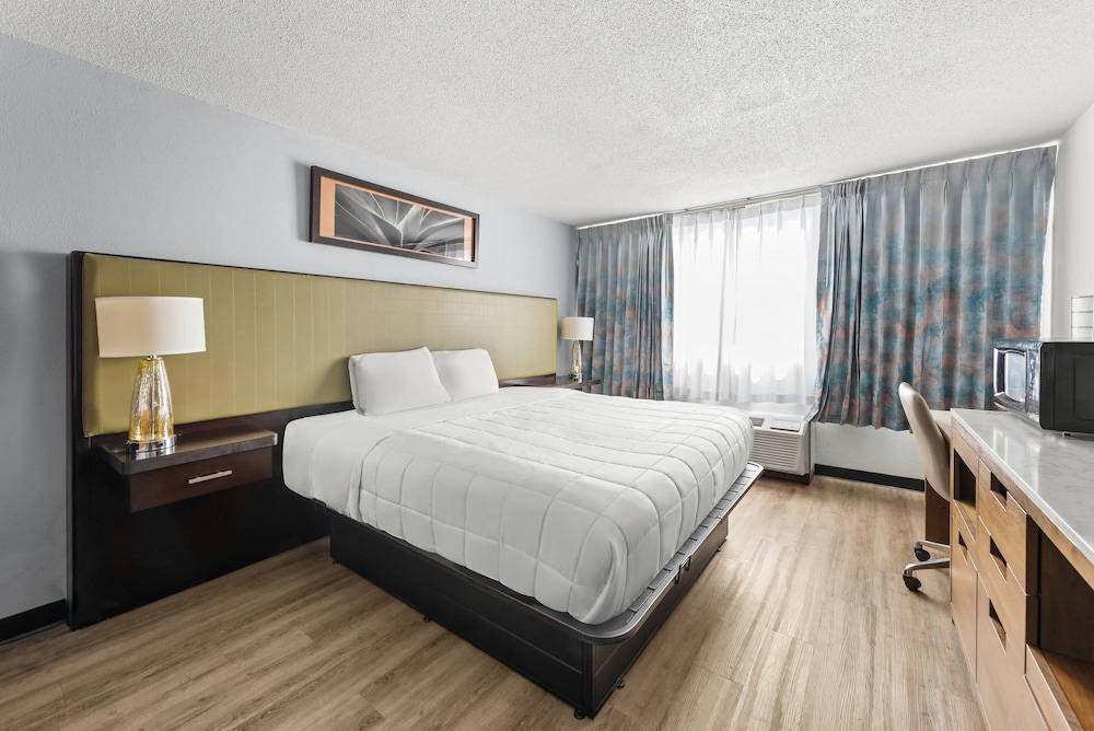 Standard Room, 1 King Bed, Non Smoking - Photo 2