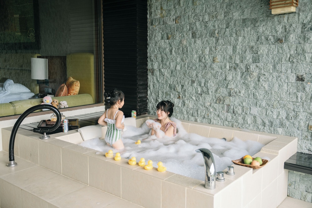 Ocean Junior Garden View Suite (King)