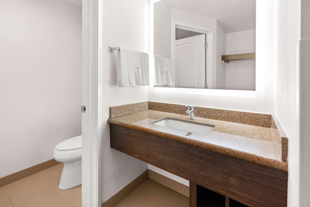 Suite, 1 King Bed, Non Smoking - Photo 2