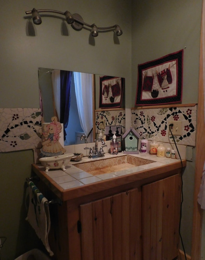 Economy Room, 1 Queen Bed, Mountain View, Ground Floor photo 2
