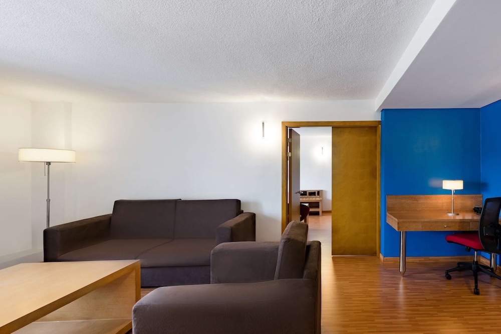 Suite, 2 Bedrooms, Balcony photo 3