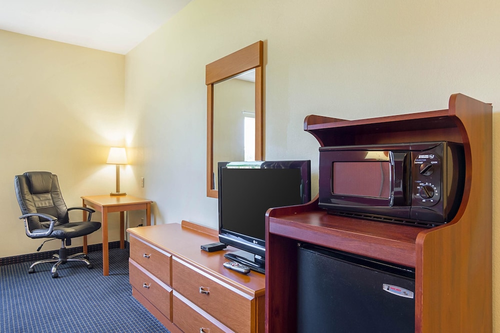 Standard Room, 1 King Bed, Smoking - Photo 1