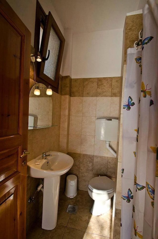 Basic Room, 1 Queen Bed, Non Smoking, Mountain View photo 3