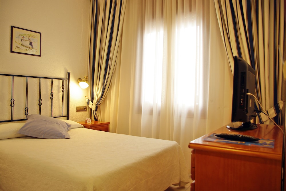 Single Room (Interior)