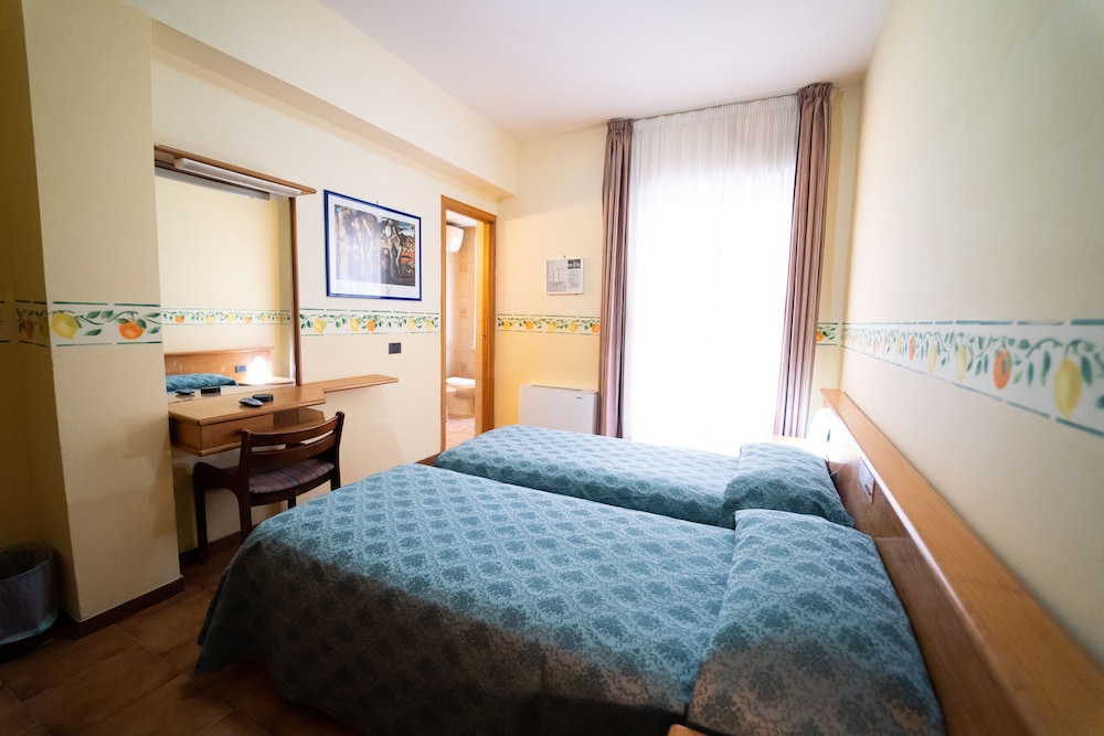 Room, Balcony - Photo 5