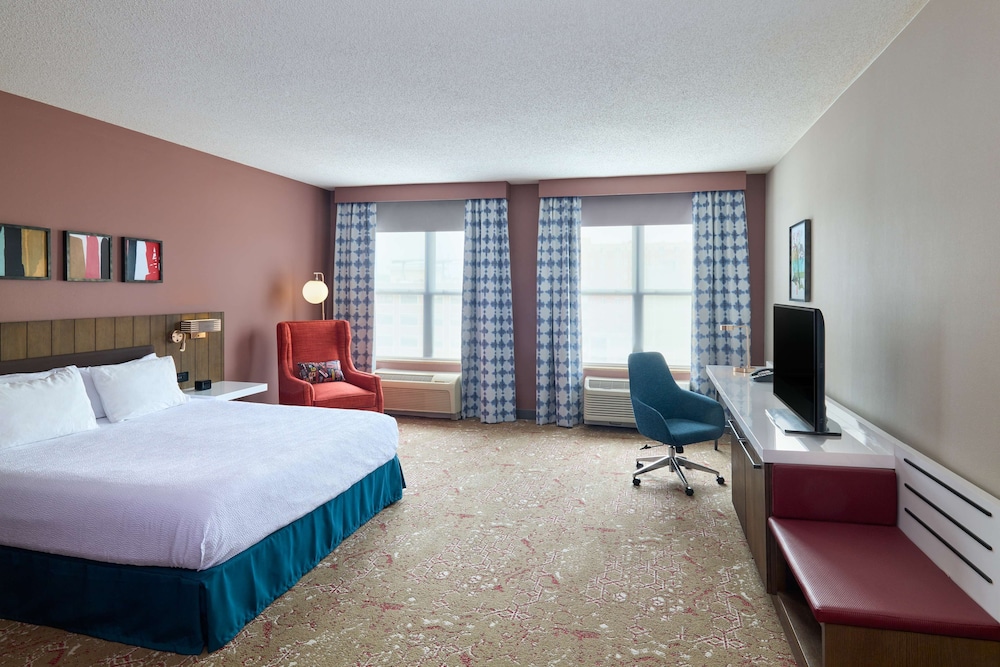 Premium Room, 1 King Bed, Accessible - Photo 2