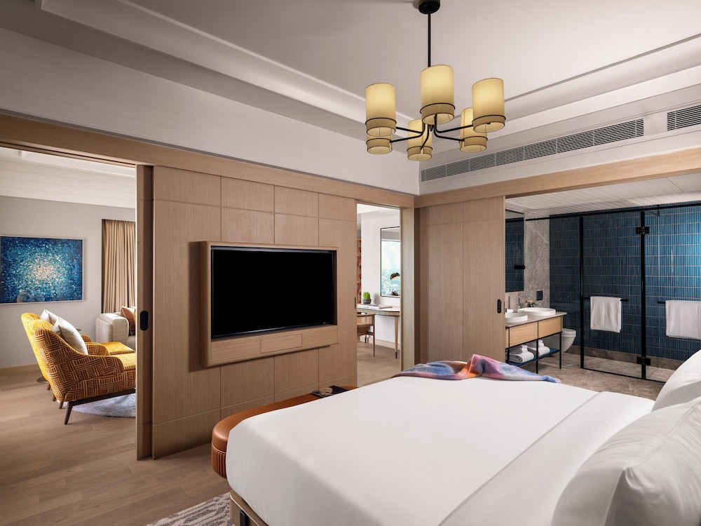 PRESIDENTIAL SUITE WITH 1 KING BED - LOUNGE ACCESS WITH COCKTAIL HOURS & ONE WAY AIRPORT TRANS