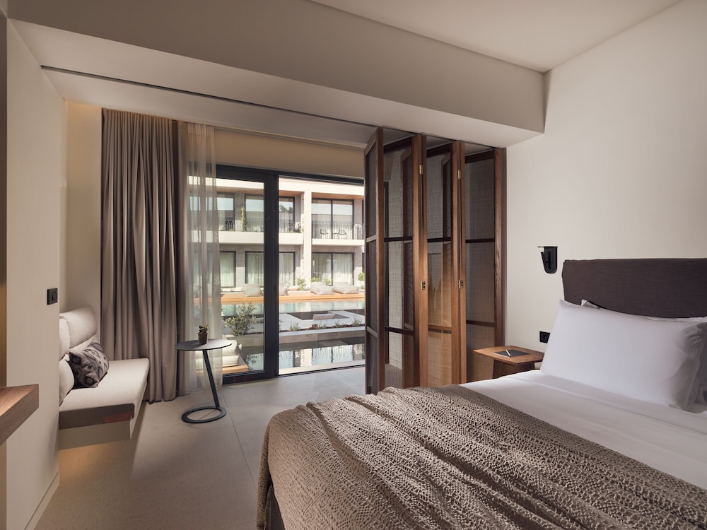 Shared Pool Superior Suite