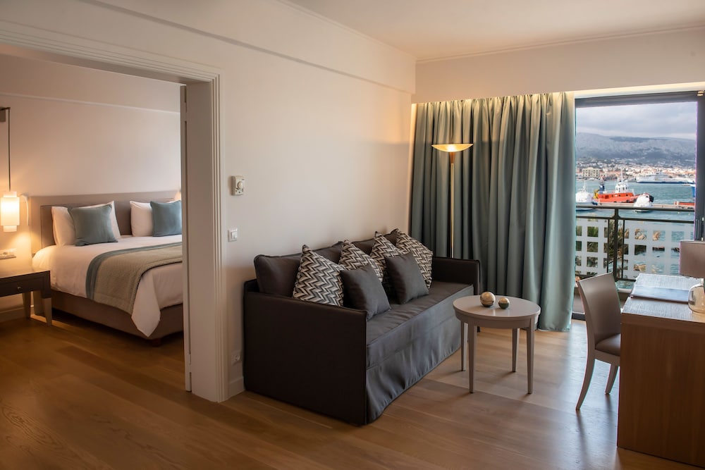 Executive Suite - Photo 2