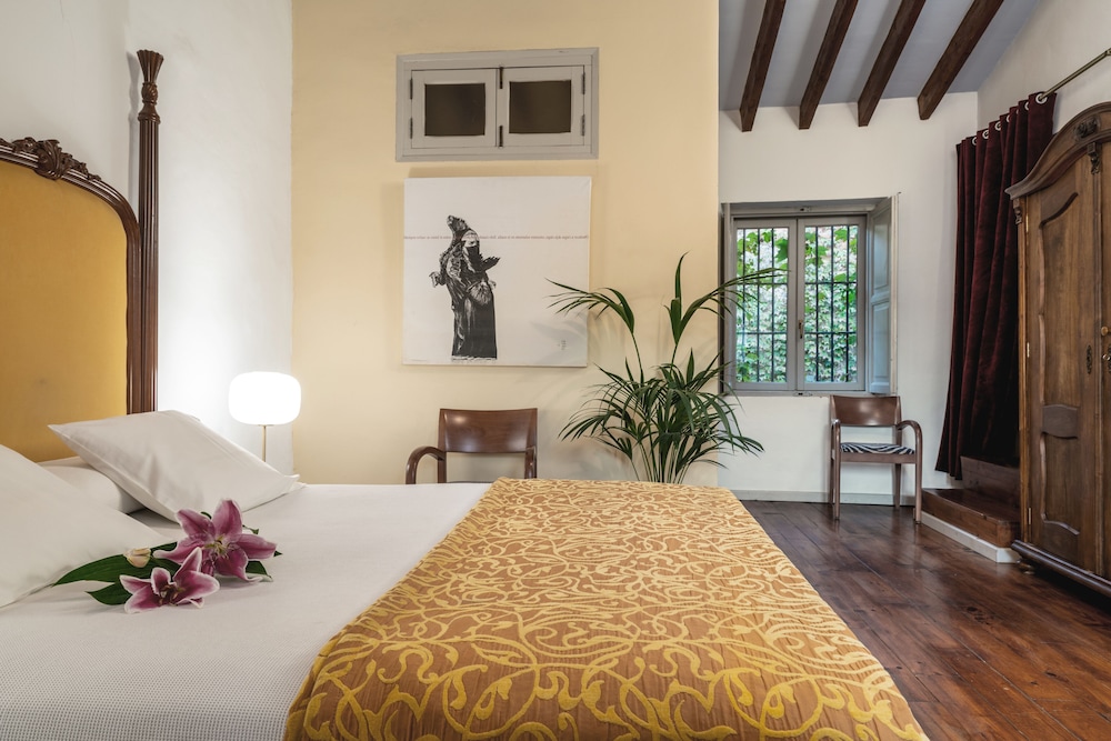 Superior Double or Twin Room, Ensuite - Photo 9