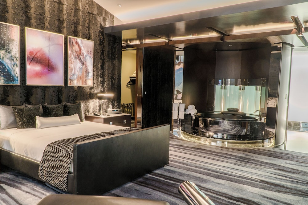 One 80 Suite - Photo 2